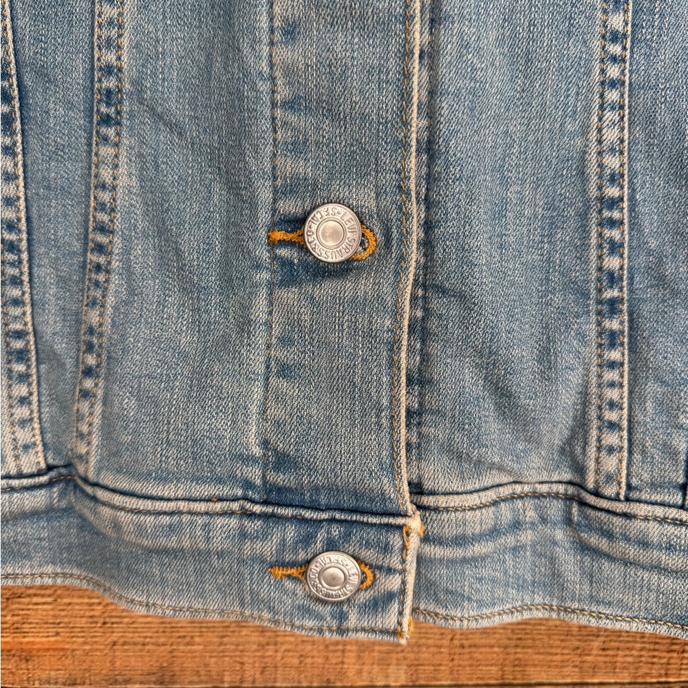 Levi's Jacket Womens XL Trucker Denim Jean Button Pockets Light Wash EUC - Picture 3 of 10
